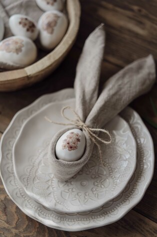 Majas Floral decor egg laying small