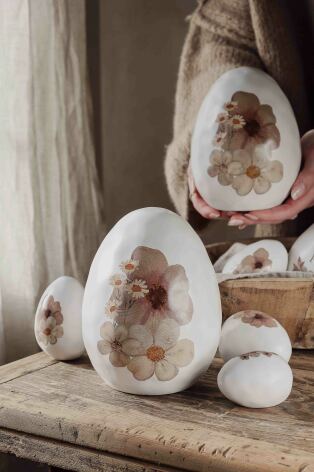 Majas Floral decor egg standing